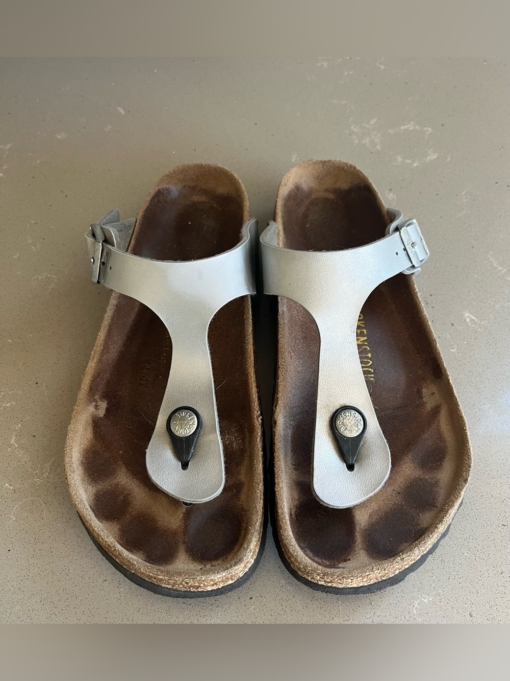 Birkenstock Gizeh Women’s SZ 37 US 6 Medium Silver Metallic Sandals